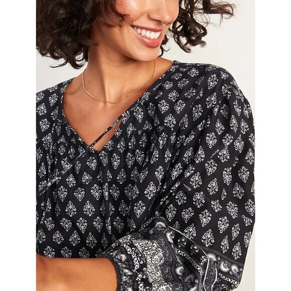 NWT Old Navy Womens Printed Smocked  Long Sleeve V Neck Blouse Size S - Picture 3 of 11